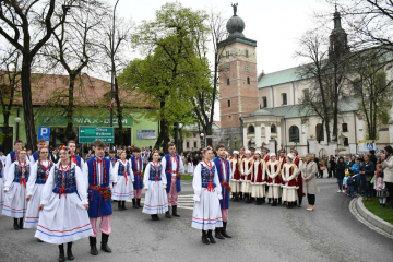 Tanecznym krokiem w Miechowie uczczono 3 Maja